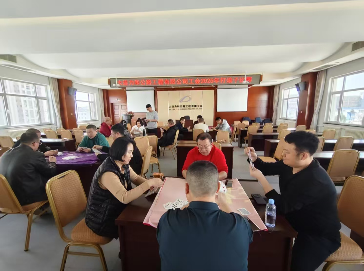 “滾子”爭鋒智破局 銀球躍動巧奪魁